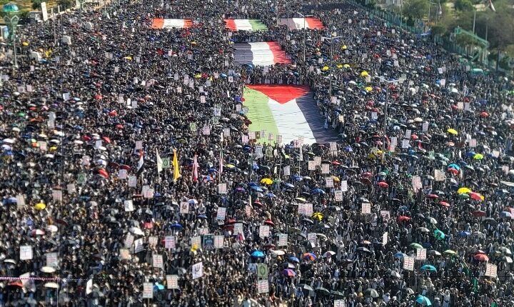 مسيرات حاشدة في صنعاء والمحافظات تعلن التعبئة العامة وتحذر من عسكرة باب المندب
