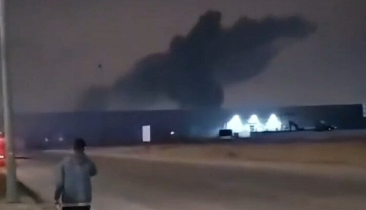 فيديو..مشاهد متداولة لهجمات صاروخية على الرياض وتصاعد الدخان من منشأة لأرامكو في الظهران